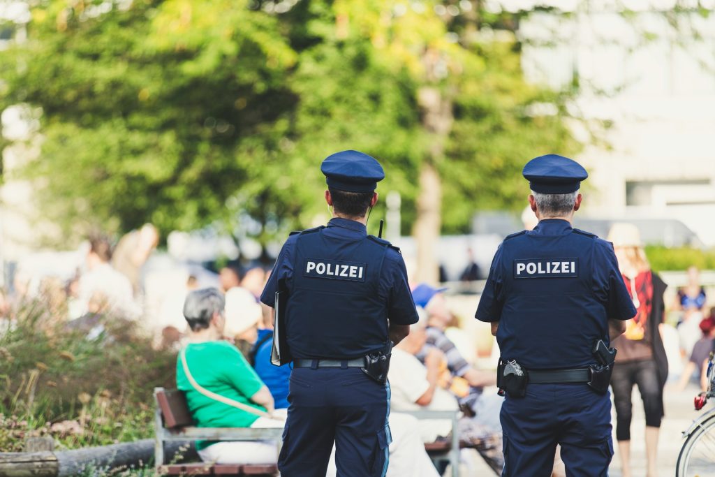 Deutsche Polizei ohne Hosen im Gewerkschaftsvideo als Protest gegen Uniformmangel