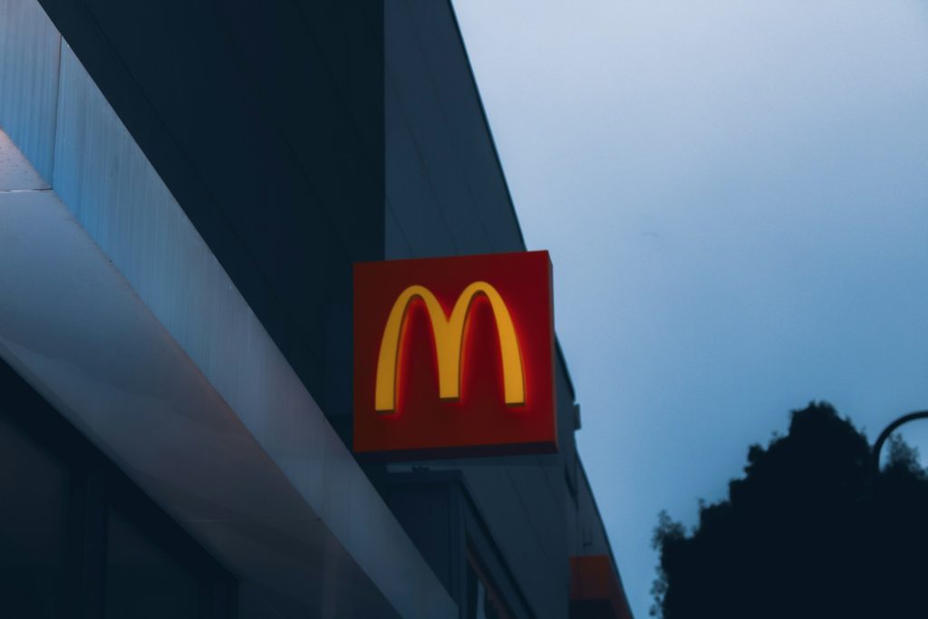 KI erobert die Schnellrestaurants: Wie McDonald’s, Wendy’s und andere Ketten die Technologie nutzen