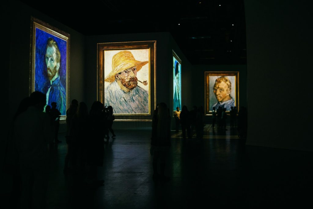Kristallbesetzter „Van Gogh“-Stuhl in italienischem Museum zerstört – Touristen fliehen nach Vorfall